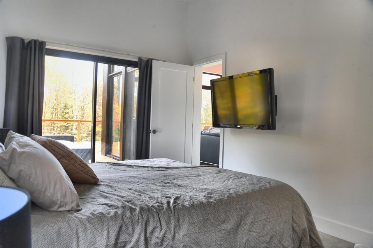 Kallm-Mont-Tremblant Chalet With Hot Tub, Pond & Beach On Private 7Acre Estate Lac-Superieur Exteriör bild